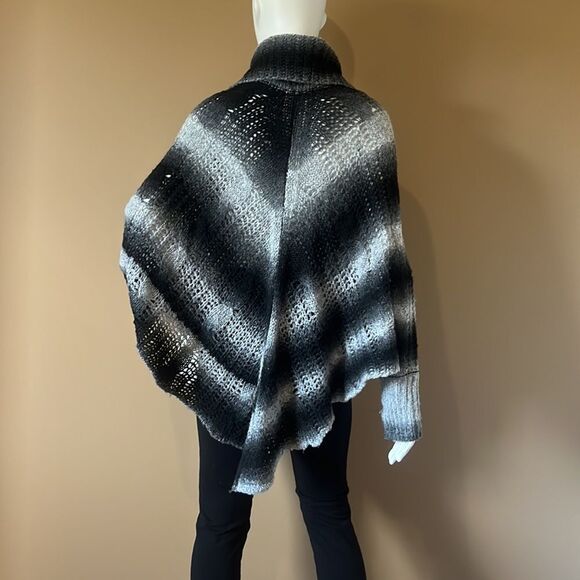 Very nice sweater poncho - Picture 4 of 9